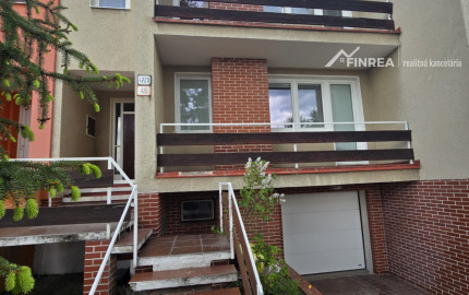 FINREA│Priestranný rodinný dom s garážou, zimnou záhradou a vírivkou v obľúbenej lokalite Stráne, Martin