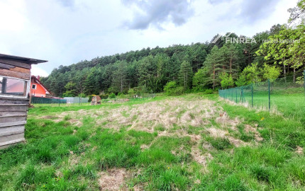 FINREA│Na predaj slnečný pozemok  (977 m²) pod horou – Slovenské Pravno