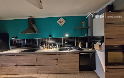 FINREA│3-izbový byt s terasou, predzáhradkou a parkovacím miestom – Lipovec, okres Martin, 111m2