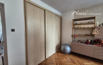 FINREA│Priestranný rodinný dom s garážou, zimnou záhradou a vírivkou v obľúbenej lokalite Stráne, Martin