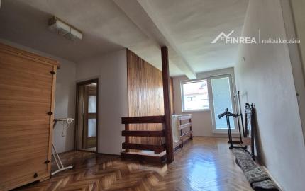 FINREA│Priestranný rodinný dom s garážou, zimnou záhradou a vírivkou v obľúbenej lokalite Stráne, Martin
