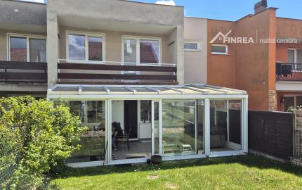 FINREA│Priestranný rodinný dom s garážou, zimnou záhradou a vírivkou v obľúbenej lokalite Stráne, Martin