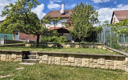 FINREA│Priestranný rodinný dom s garážou, zimnou záhradou a vírivkou v obľúbenej lokalite Stráne, Martin