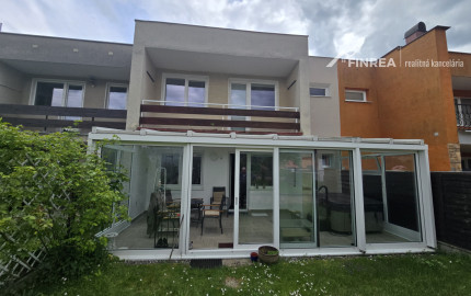 FINREA│Priestranný rodinný dom s garážou, zimnou záhradou a vírivkou v obľúbenej lokalite Stráne, Martin