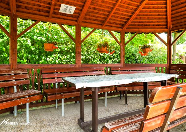 FINREA│ Zabehnutý apartmánový dom v areáli termálnych kúpeľov so stálou klientelou, Patince