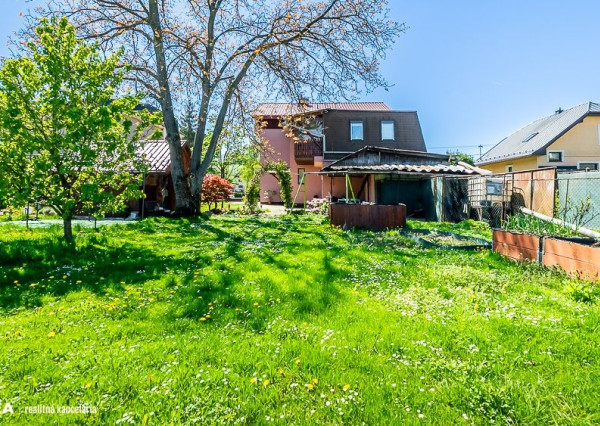 FINREA│Priestranný 7 izbový rodinný dom s 640m2 pozemkom – Strečno