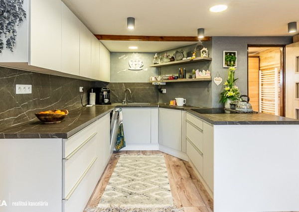 FINREA│Priestranný 7 izbový rodinný dom s 640m2 pozemkom – Strečno