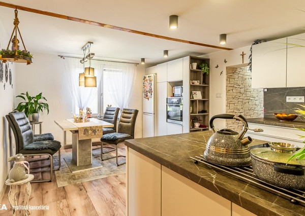 FINREA│Priestranný 7 izbový rodinný dom s 640m2 pozemkom – Strečno