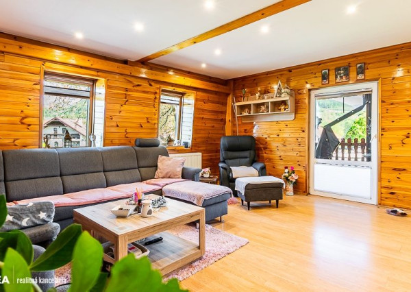 FINREA│Priestranný 7 izbový rodinný dom s 640m2 pozemkom – Strečno