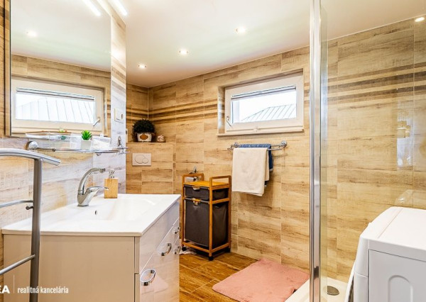 FINREA│Priestranný 7 izbový rodinný dom s 640m2 pozemkom – Strečno