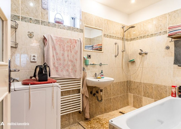 FINREA│Priestranný 7 izbový rodinný dom s 640m2 pozemkom – Strečno