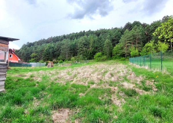 FINREA│Na predaj slnečný pozemok  (977 m²) pod horou – Slovenské Pravno