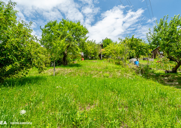 FINREA│Záhradka s útulnou chatkou ZO LIESKOVEC