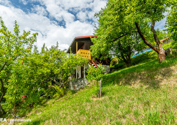 FINREA│Záhradka s útulnou chatkou ZO LIESKOVEC