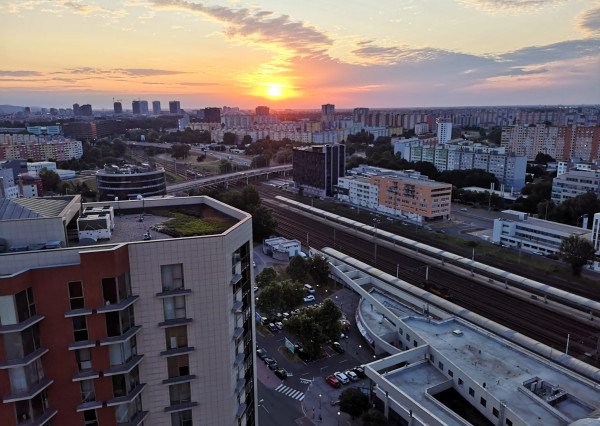 FINREA│Priestranný a slnečný 2-izbový apartmánový byt, 90 m², Bratislava - Petržalka