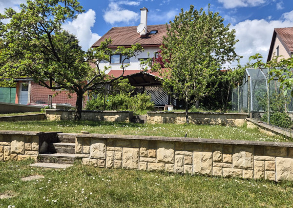 FINREA│Priestranný rodinný dom s garážou, zimnou záhradou a vírivkou v obľúbenej lokalite Stráne, Martin