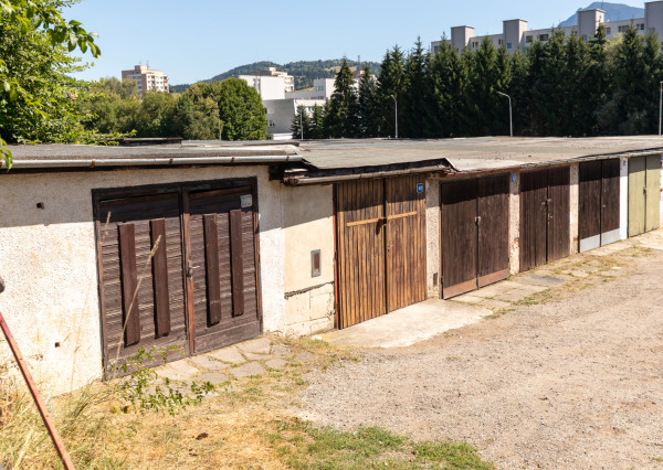 FINREA | GARÁŽ v Dolnom Kubíne na Bysterci za koľajnicami