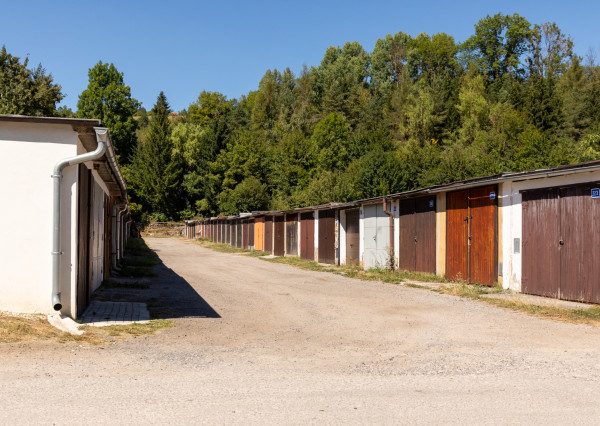 FINREA | GARÁŽ v Dolnom Kubíne na Bysterci za koľajnicami