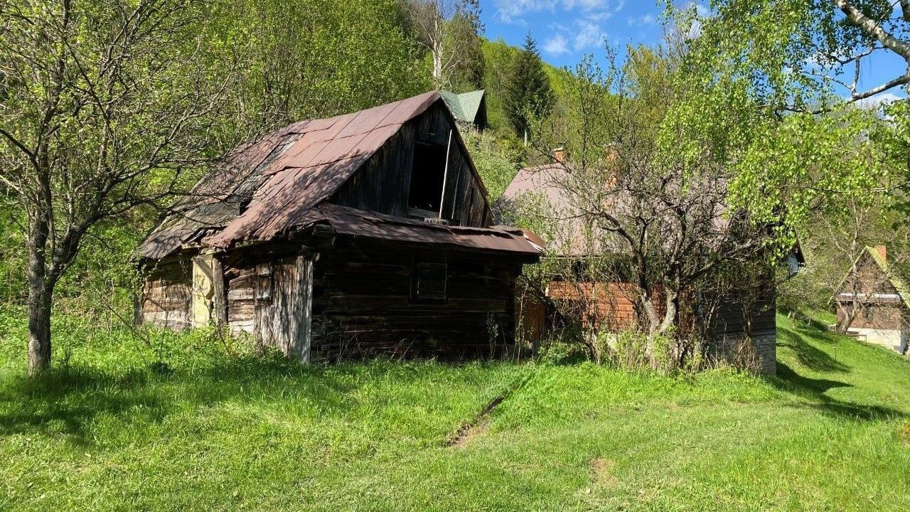 FINREA│Na predaj pozemok 1336 m² s chatou (43 m²) v krásnom prostredí obce Belá pri Žiline